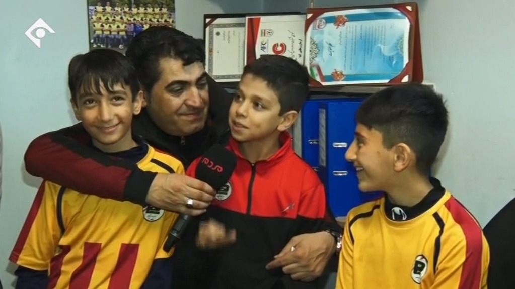جام و مردم/ تماشای بازی ایران 2-6 انگلیس همراه با بازیکنان و مربیان تیم های پایه در تهران