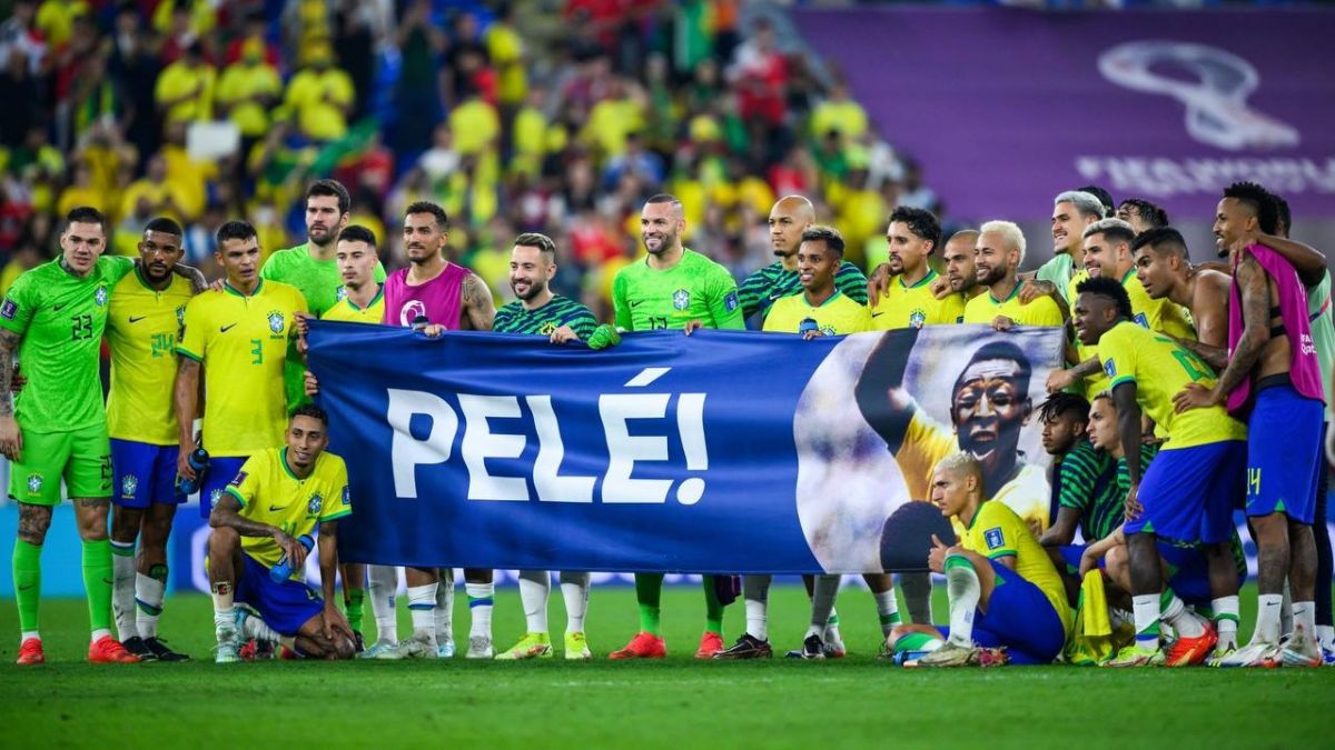 شادی بازیکنان برزیل پس از صعود به 1/4 نهایی جام جهانی و حمایت بازیکنان از پله که به دلیل سرطان در بیمارستان بستری است