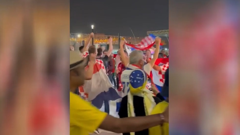 شادی هواداران کرواسی بیرون ورزشگاه پس از صعود به نیمه نهایی جام جهانی 2022