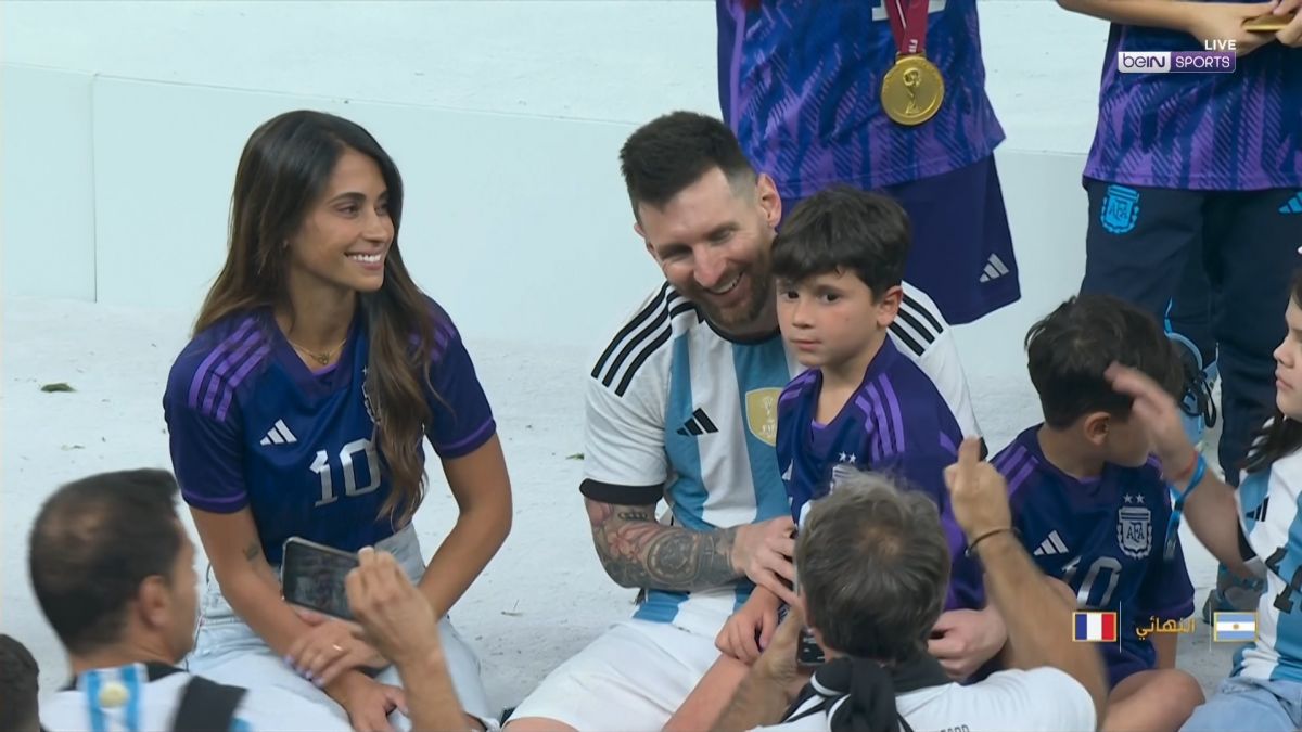 مسی همراه با همسر و فرزندانش پس از مراسم اهدای کاپ قهرمانی جام جهانی 2022