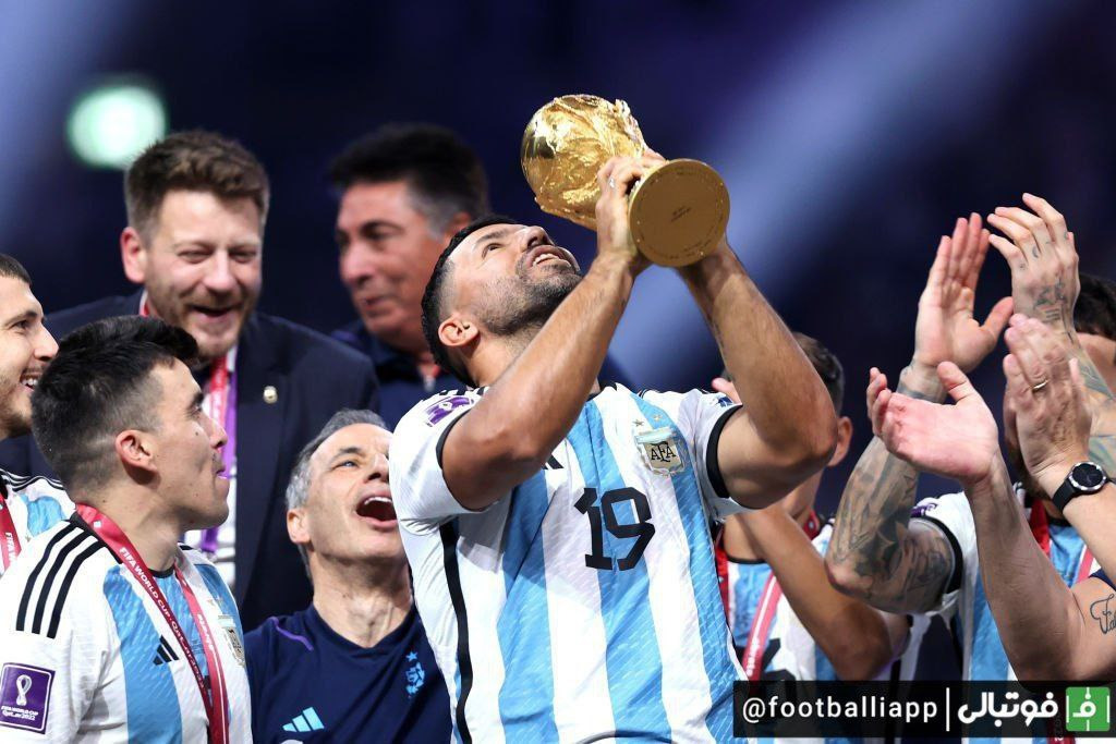 حضور افتخاری آگوئرو روی سکوی اهدای جام / او آمد تا دست آگوئرو هم به جام جهانی برسد