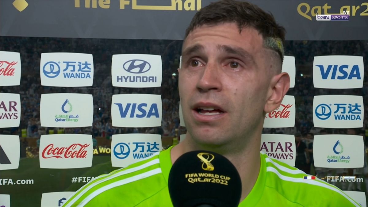 احساساتی شدن و اشک های مارتینز دروازه بان آرژانیتن حین مصاحبه پس از قهرمانی جام جهانی