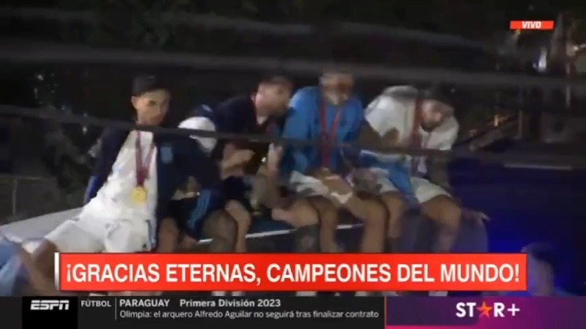 لحظه ای که نزدیک بود مسی و دی ماریا در جشن قهرمانی جام جهانی در آرژانتین دچار برق گرفتگی شوند