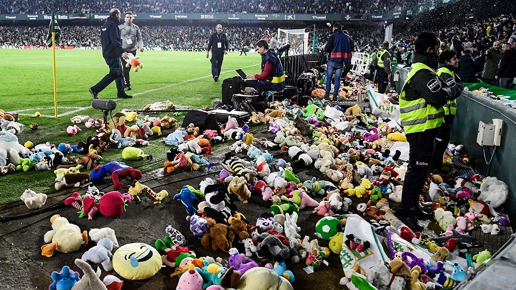 اهدای عروسک به کودکان محروم توسط هواداران بتیس
