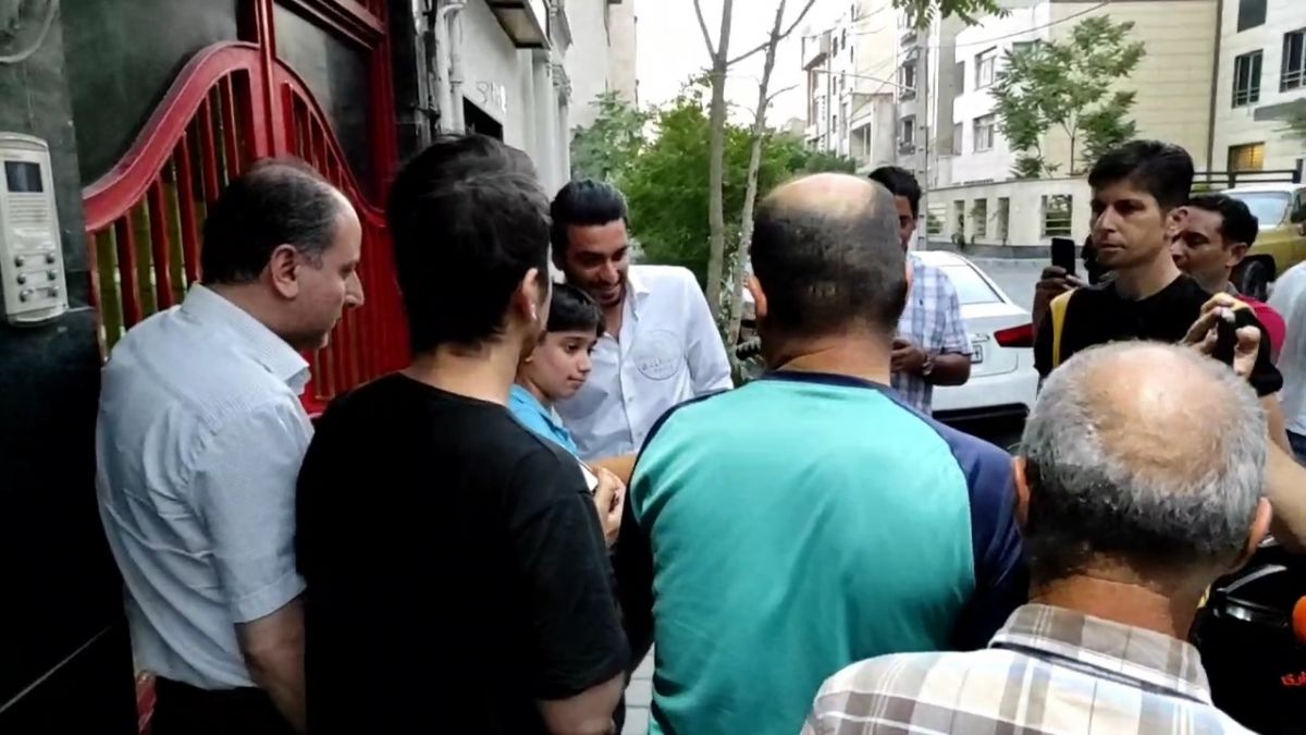 اختصاصی/ عکس یادگاری هواداران پرسپولیس با سیامک نعمتی