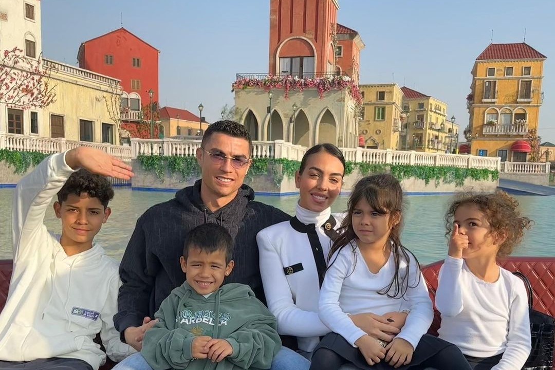 عکسی که رونالدو در کنار خانواده‌اش در پایتخت عربستان منتشر کرد