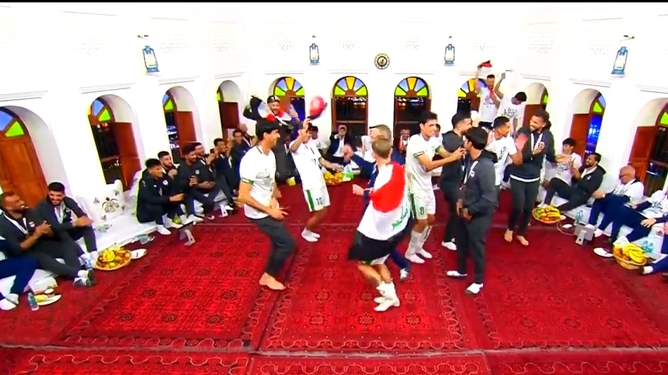 حرکات موزون و پایکوبی بازیکنان عراق در برنامه تلویزیونی پس از قهرمانی در جام خلیج فارس