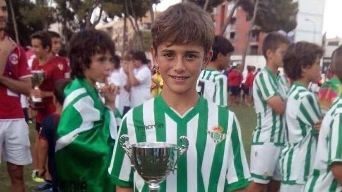 عکسی بامزه از کودکی ستاره جوان بارسلونا در پیراهن رئال بتیس