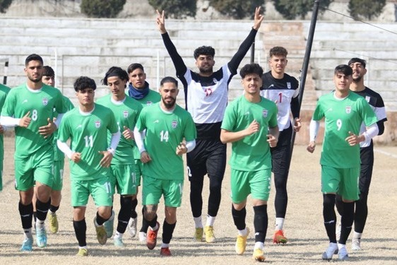 برگزاری اولین تمرین تیم‌‌ فوتبال جوانان ایران در ازبکستان با اعتراض به کیفیت زمین همراه شد
