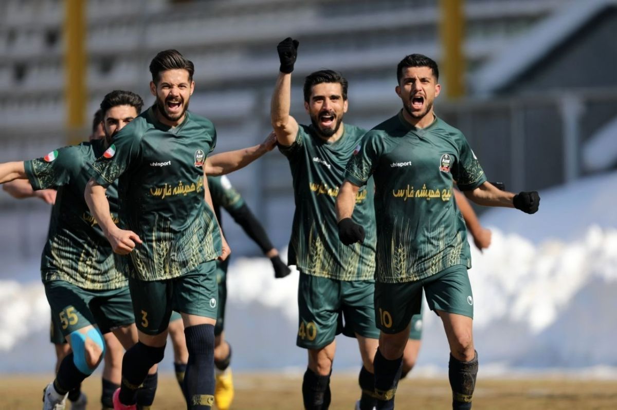 شمس آذر با توپ پر به سمت لیگ برتر فوتبال
