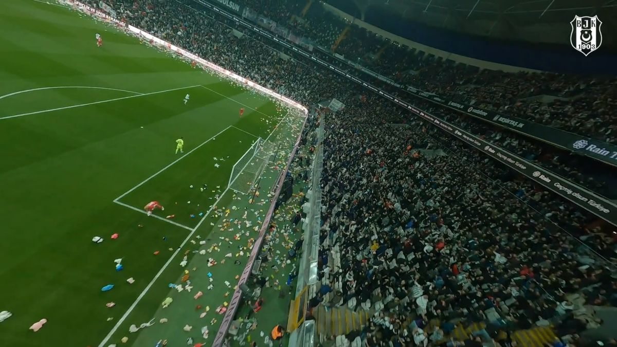 پرتاب هزاران عروسک به زمین توسط هواداران پیش از بازی بشیکتاش و آنتالیا اسپور برای کودکان زلزله زده