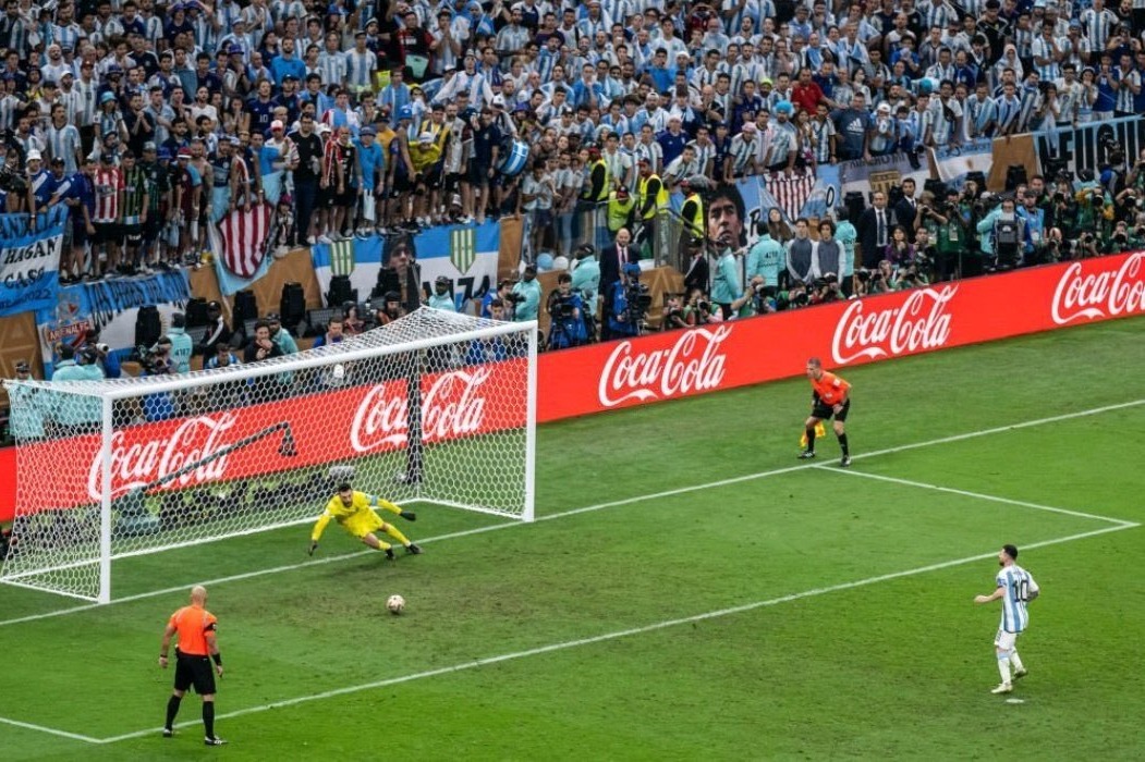 تصویر جالبی از پنالتی مسی در فینال جام جهانی که به نظر می‌رسد پنالتی گل نمی‌شود