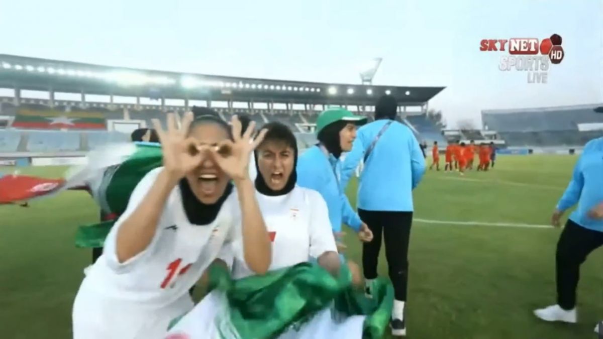 شادی بازیکنان تیم ملی بانوان ایران پس از برتری مقابل میانمار در دو دیدار رفت و برگشت و صعود به مرحله دوم انتخابی المپیک 2024