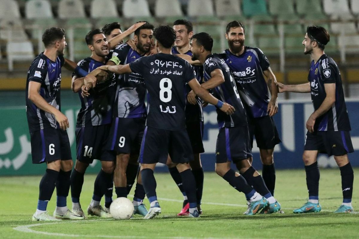 بازیکنان پیکان فردا پول میگیرند