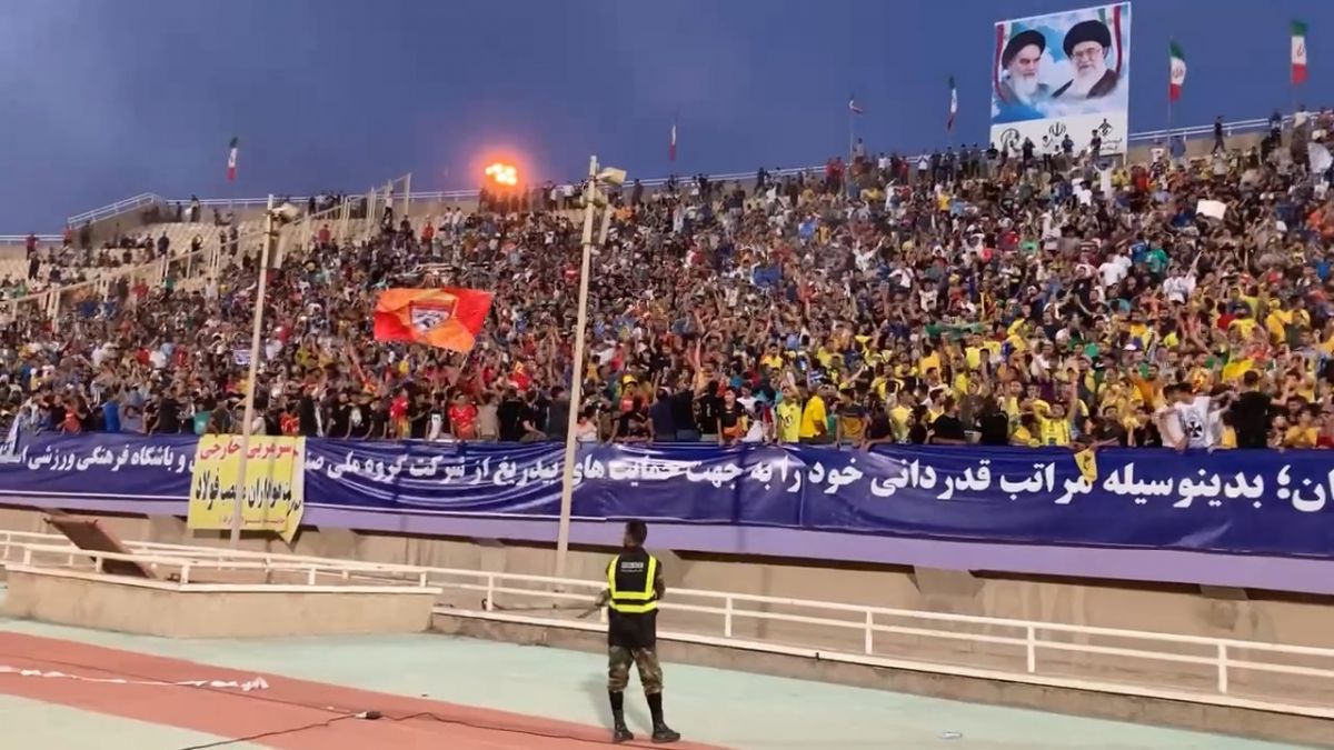 جشن صعود زود هنگام هواداران استقلال خوزستان به لیگ برتر