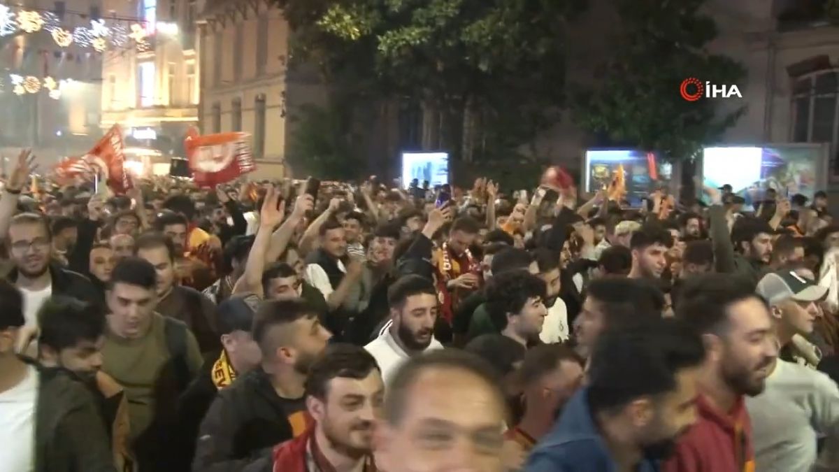 شادی خیابانی هواداران گالاتاسرای پس قهرمانی در لیگ ترکیه