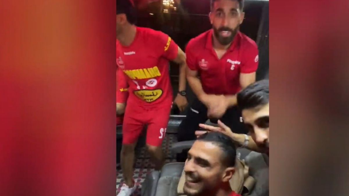 حرکات موزون بازیکنان پرسپولیس در اتوبوس پس از قهرمانی در جام حذفی