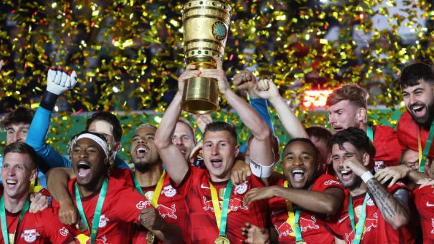 مراسم اهدای جام قهرمانی حذفی آلمان در فصل 23-2022 به لایپزیش
