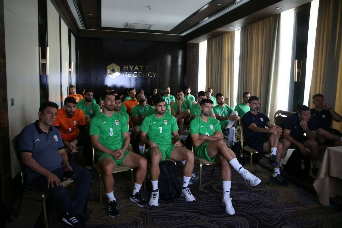 گزارش تصویری/ حضور بازیکنان تیم ملی ایران در جلسه فنی و پس از آن عزیمت به محل تمرین