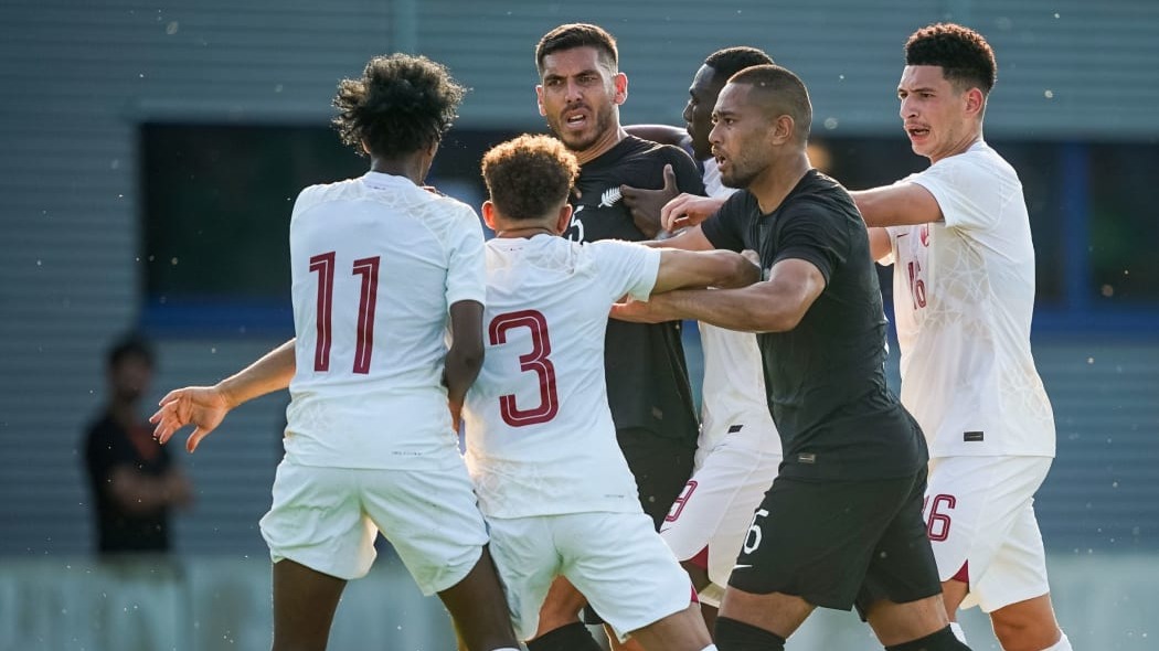 درگیری و توهین نژادپرستانه بازیکن قطر به بازیکن نیوزیلند و نیمه تمام ماندن بازی به دلیل عدم حضور بازیکنان نیوزیلند در نیمه دوم