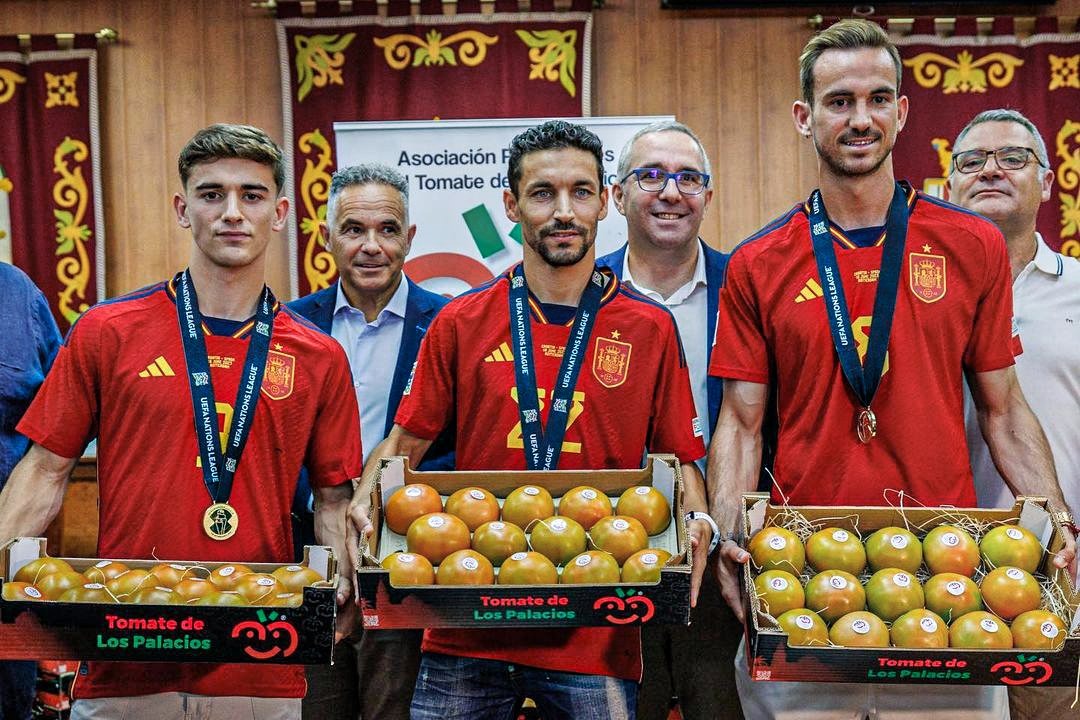 عکس؛ اهدای گوجه فرنگی به گاوی و دو بازیکن دیگر اسپانیا