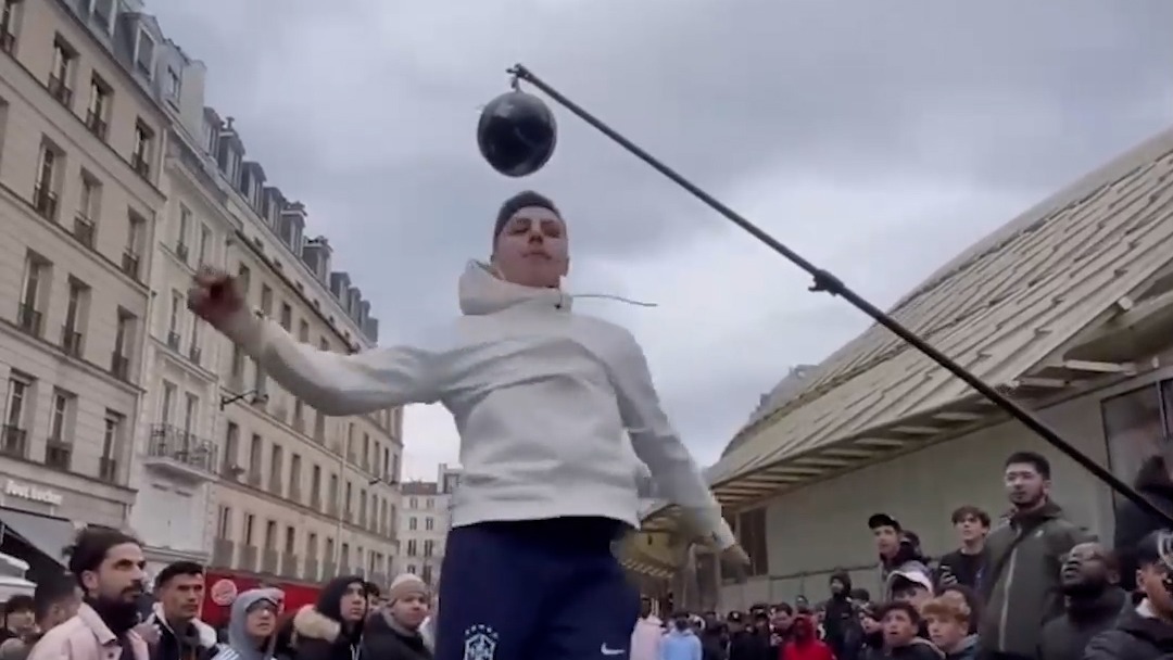 رقابت جالب و دیدنی برای سر زدن به توپ فوتبال در خیابان