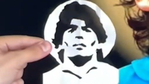 طراحی چهره ستاره فقید فوتبال جهان مارادونا با قیچی