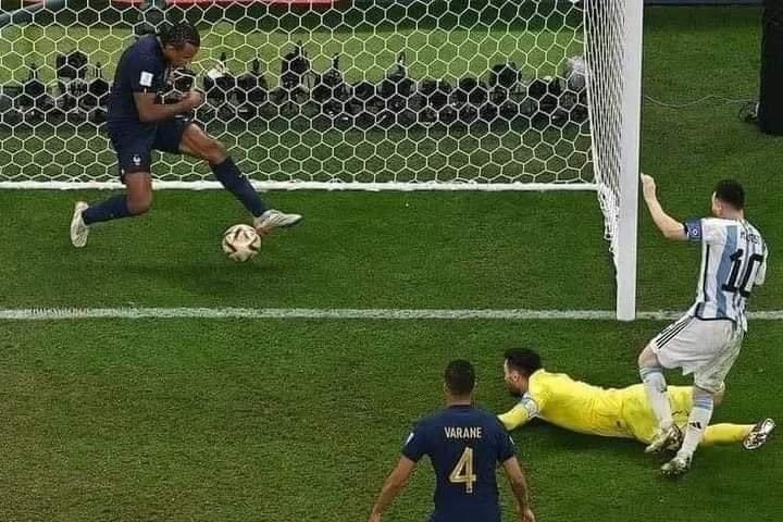 وقتی مدافع بارسلونا نتوانست فرانسه را مقابل مسی نجات دهد (عکس)