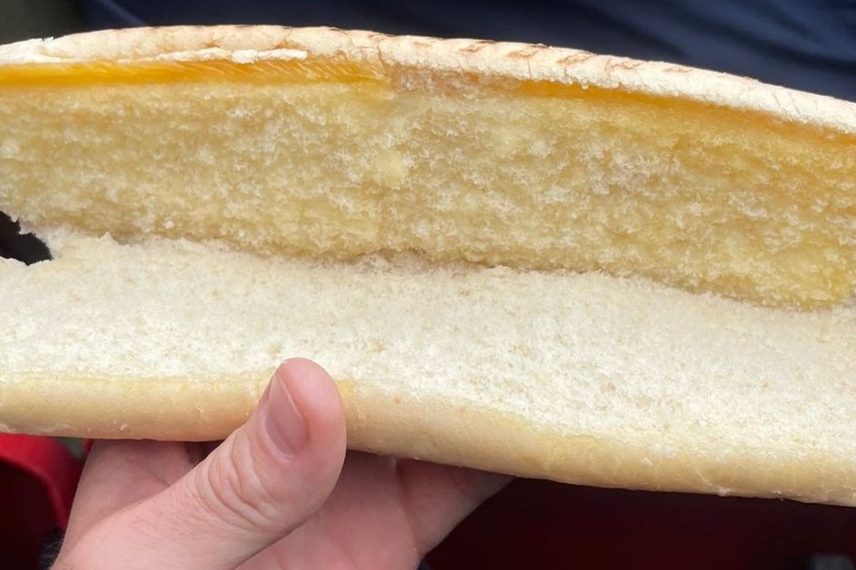 ساندویچی که در اولدترافورد، با بیش از 200 هزار تومن به طرفداران فروخته می‌شود!