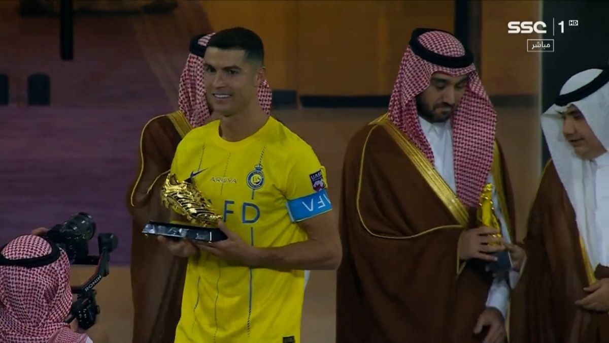 اهدای کفش طلا (جایزه آقای گلی مسابقات) به کریستیانو رونالدو کاپیتان النصر عربستان