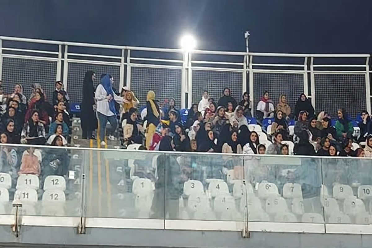 هواداران خانم در قزوین به ورزشگاه می آیند