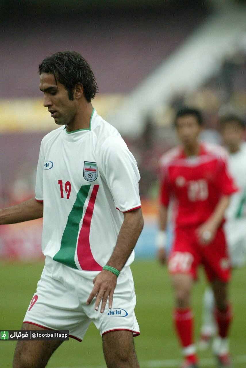 سیاوش اکبرپور ۱۹ ساله با پیراهن تیم امید ایران در بازی با امیدکره جنوبی در مقدماتی المپیک ۲۰۰۴