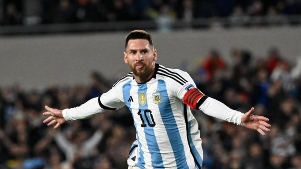 گل اول آرژانتین به اکوادور (سوپرگل لیونل مسی از روی ضربه ایستگاهی)