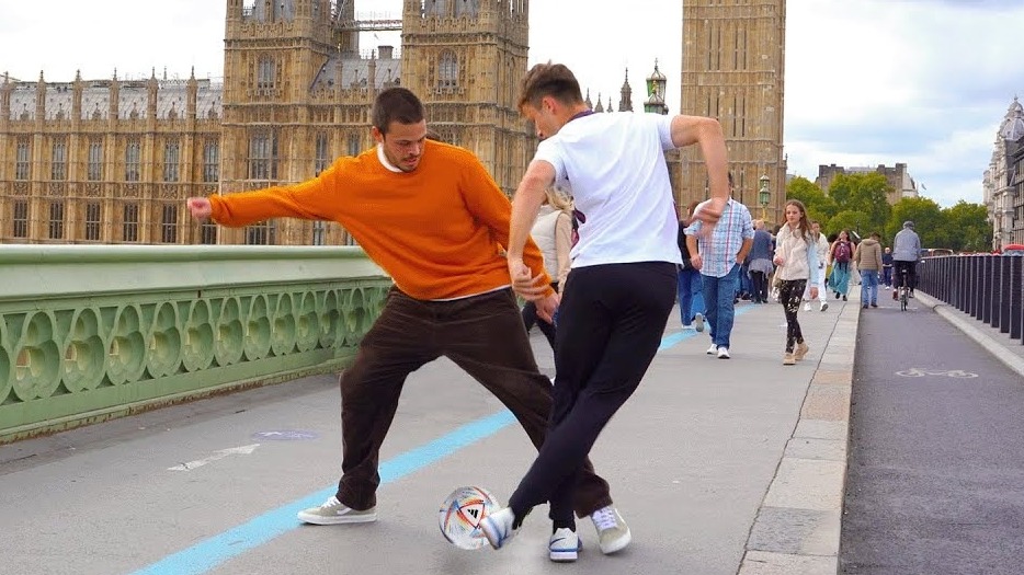 ویدیو مهیج و دیدنی ازحرکات نمایشی و تکنیکی با توپ فوتبال در خیابان های لندن
