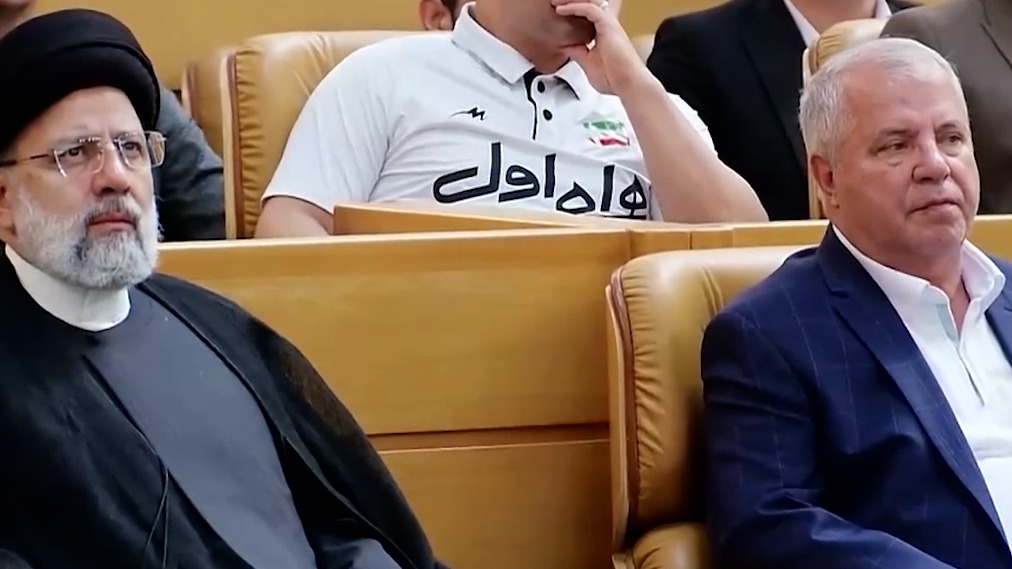 خوش و بش رییس‌جمهور با علی پروین در مراسم تجلیل از قهرمانان مدال آور