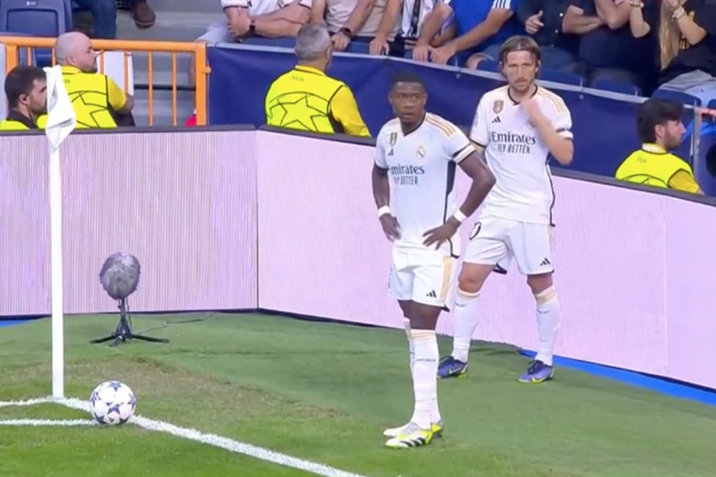 عکس؛ لحظه‌ای که دو بازیکن رئال مادرید پشت ضربه کرنر ایستادند