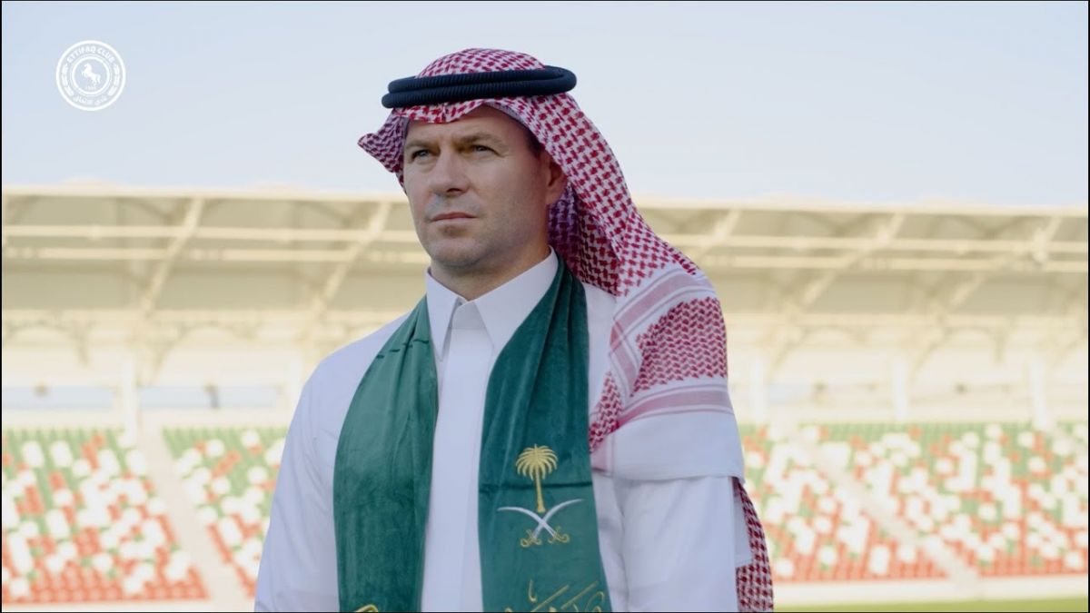 استیون جرارد با لباس عربی در ویدیو بااشگاه الاتفاق به مناسبت روز ملی عربستان