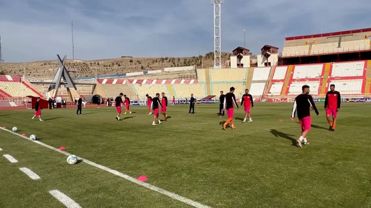 اختصاصی/ گرم کردن بازیکنان مس سونگون و آریو اسلامشهر قبل از شروع مسابقه دو تیم در ورزشگاه یادگار امام تبریز (ره)