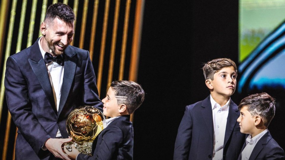 عکس؛ مسی و در آغوش کشیدن پسر هایش هنگام دریافت توپ طلا
