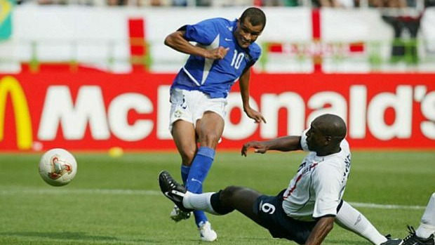 گل ریوالدو به انگلیس با حرکت زیبای رونالدینیو در جام جهانی 2002