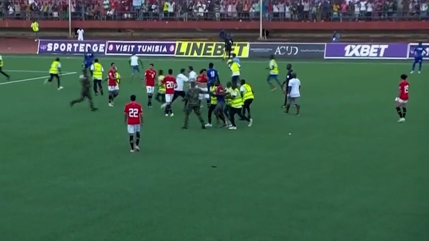 حمله سه تماشاگر عصبانی سیرالئون به محمد صلاح ستاره مصری لیورپول در جریان بازی سیرالئون - مصر که موفقیت آمیز نبود!