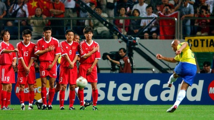 گل تماشایی و موشکی روبرتو کارلوس مقابل چین در جام جهانی 2002