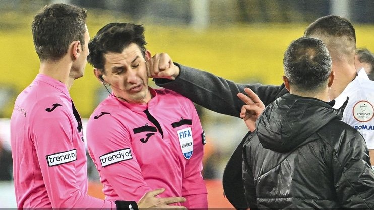 حمله عجیب و باورنکردنی رئیس باشگاه آنکاراگوچو به داور مسابقه پس از پایان بازی با ریزه اسپور!