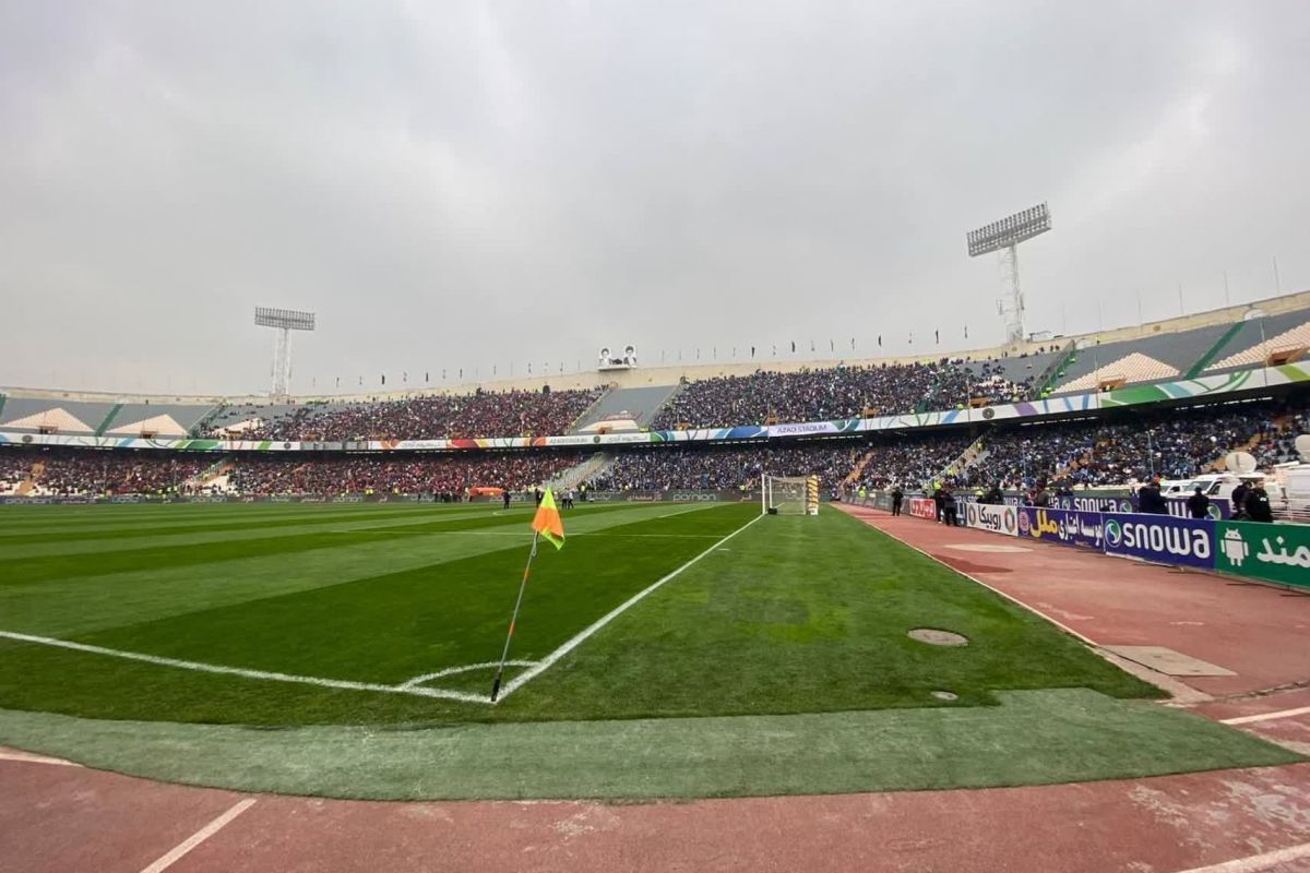 حواشی دیدار پرسپولیس و استقلال/ حضور بدل کوتینیو در استادیوم آزادی