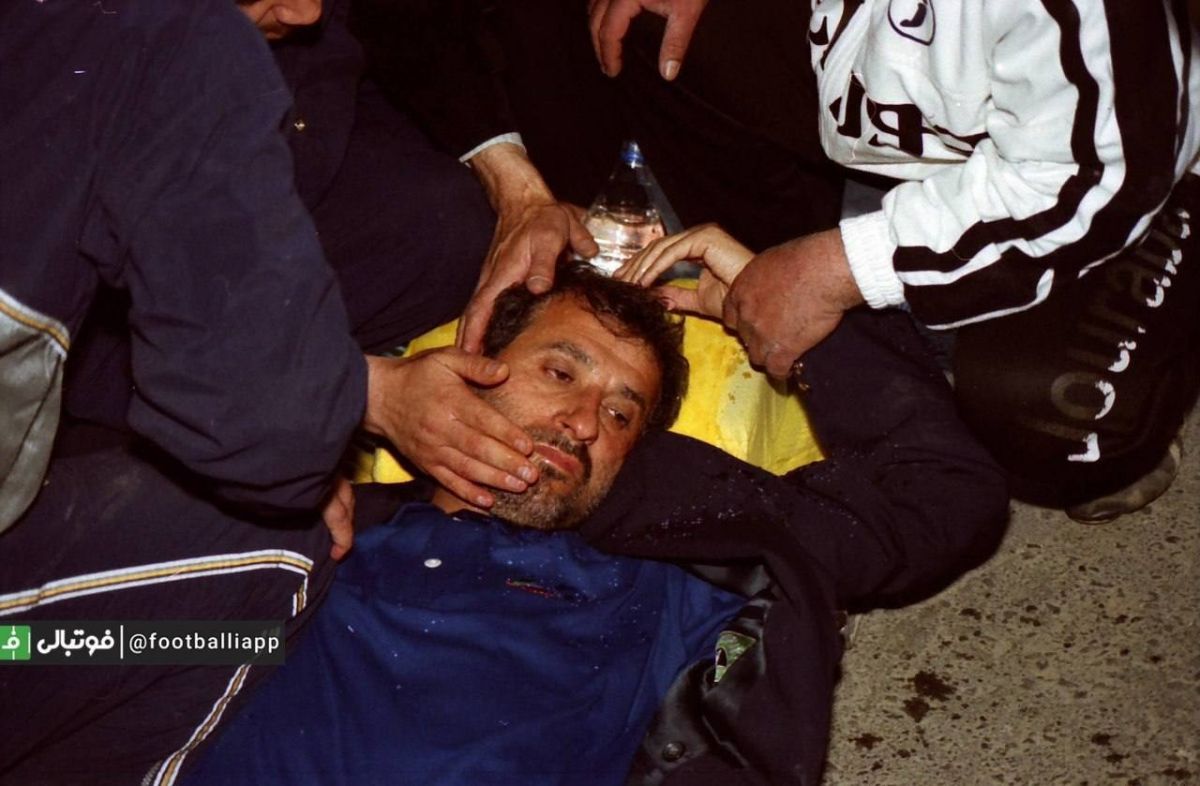 نوستالژی/ محمدمایلی‌کهن سرمربی سایپا در فصل ۸۱-۸۰ ، این تصویر مربوط به شکسته شدن سر مایلی کهن در اثر پرتاب سنگ از سوی یکی از هواداران روی سکوهاست.