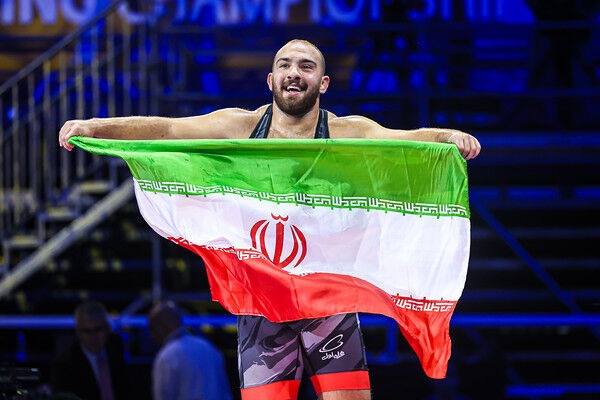 تبریک سال نوی میلادی از سوی قهرمانان کشتی ایران