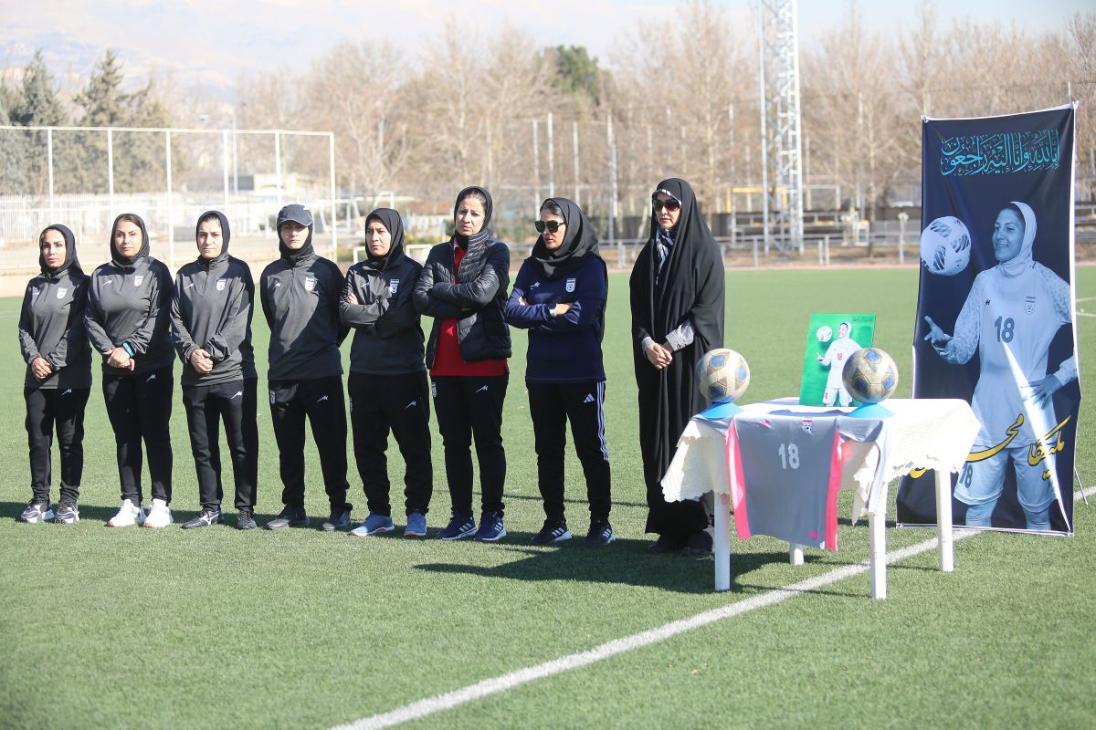 ادای احترام تیم ملی فوتبال بانوان به مناسبت درگذشت ملیکا محمدی