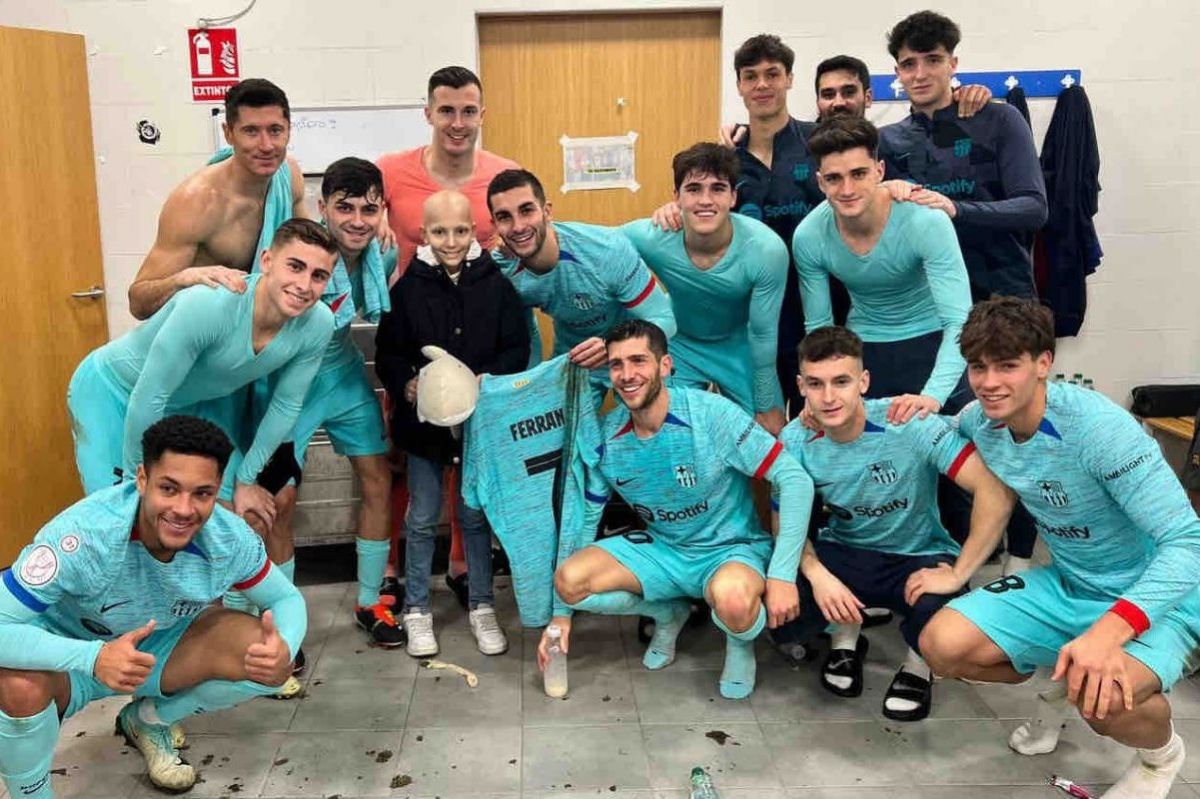 عکس دسته جمعی بازیکنان بارسلونا با کودک سرطانی در رختکن