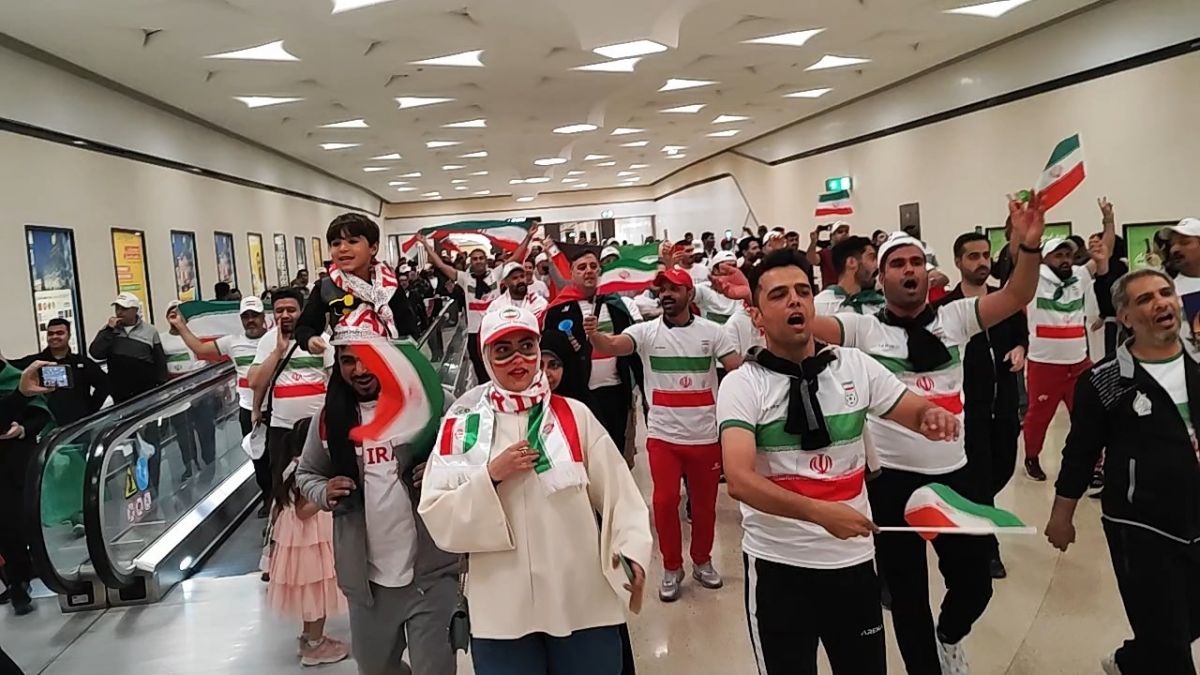 اختصاصی/ شور و حال و تشویق های هواداران ایرانی در مترو دوحه