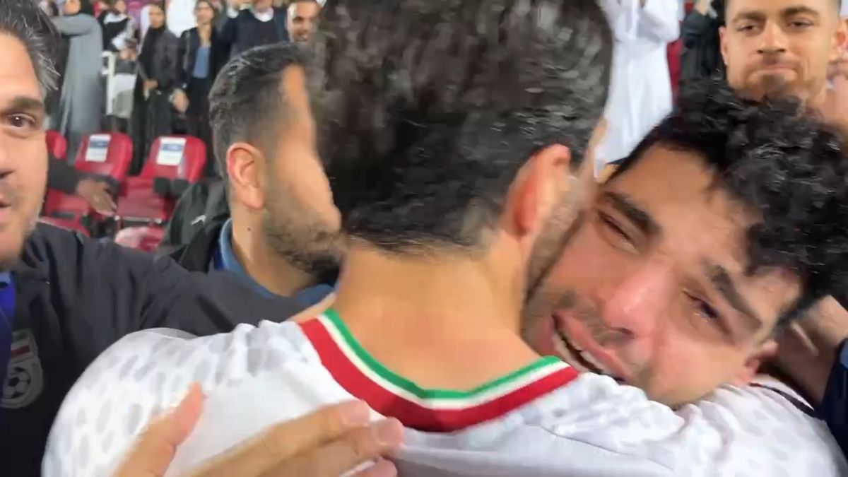 گریه‌های مهدی طارمی در آغوش کریم انصاری‌فرد پس از پیروزی ایران در ضربات پنالتی
